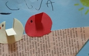 Fotografia przedstawia ptaszki wykonane z papieru kolorowego i gazety.