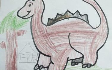 Fotografia przedstawia rysunek wykonany kredkami. Autor pracy namalował dinozaura.