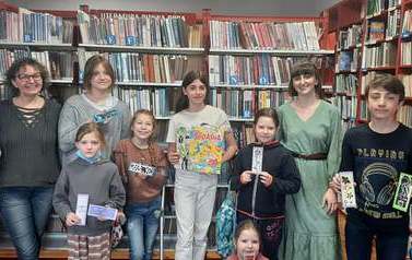 Uczestnicy warsztat&oacute;w z linorytu w Bibliotece w Chudowie.