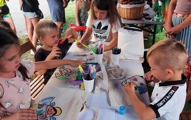 Warsztaty plastyczne podczas festynu w Przyszowicach
