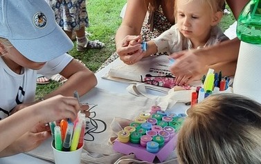 Warsztaty plastyczne podczas festynu.