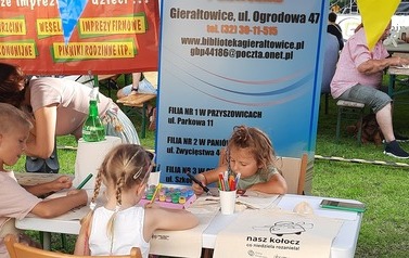 Warsztaty plastyczne podczas festynu. Dzieci malują torby.