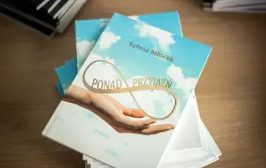 Na zdjęciu dwie książki leżące na stoliku.