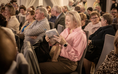 Ludzie siedzący na sali