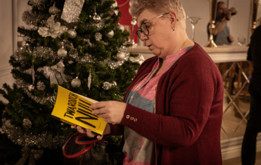 Kobieta czytająca książkę